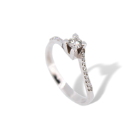 Anello solitario in oro bianco 18 kt con diamante 0.24 ct SI G e brillanti sul gambo – Eleganza luminosa firmata Idee Preziose dal 1987 - IP.AK18B/26D
